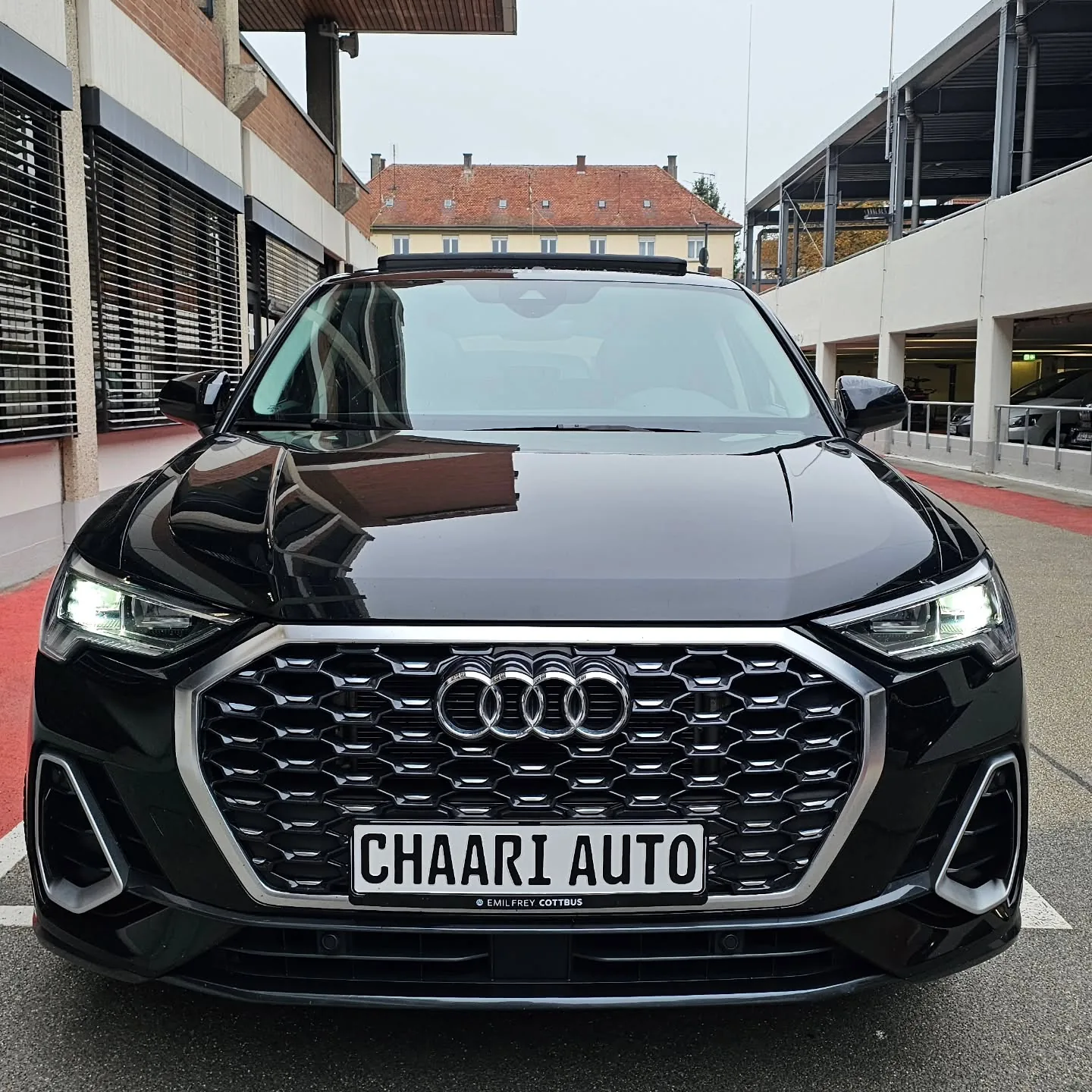 Audi Q3 Sportback noire vue de face, plaque CHAARI AUTO