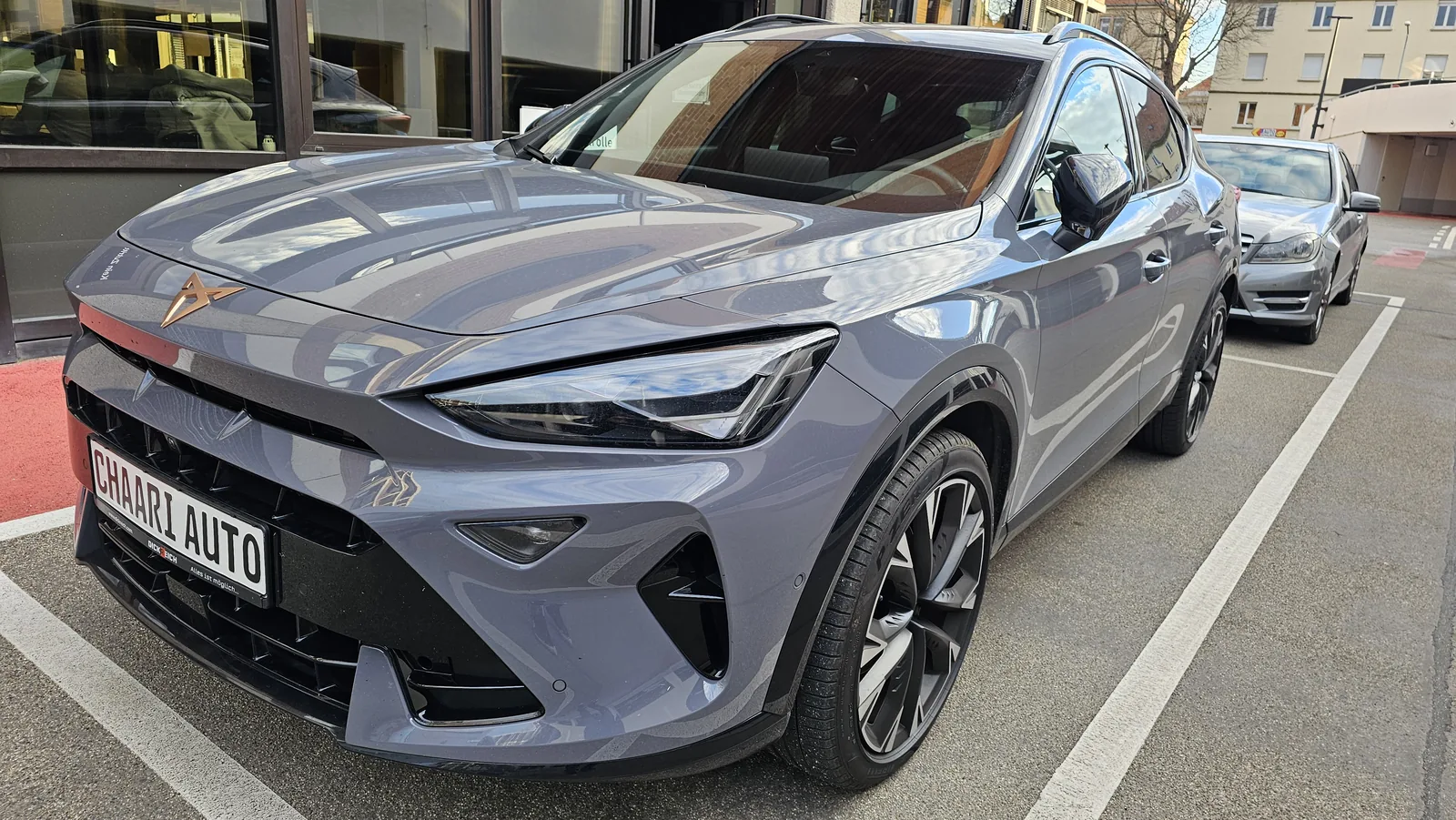 Cupra Formentor gris avec la plaque CHAARI AUTO