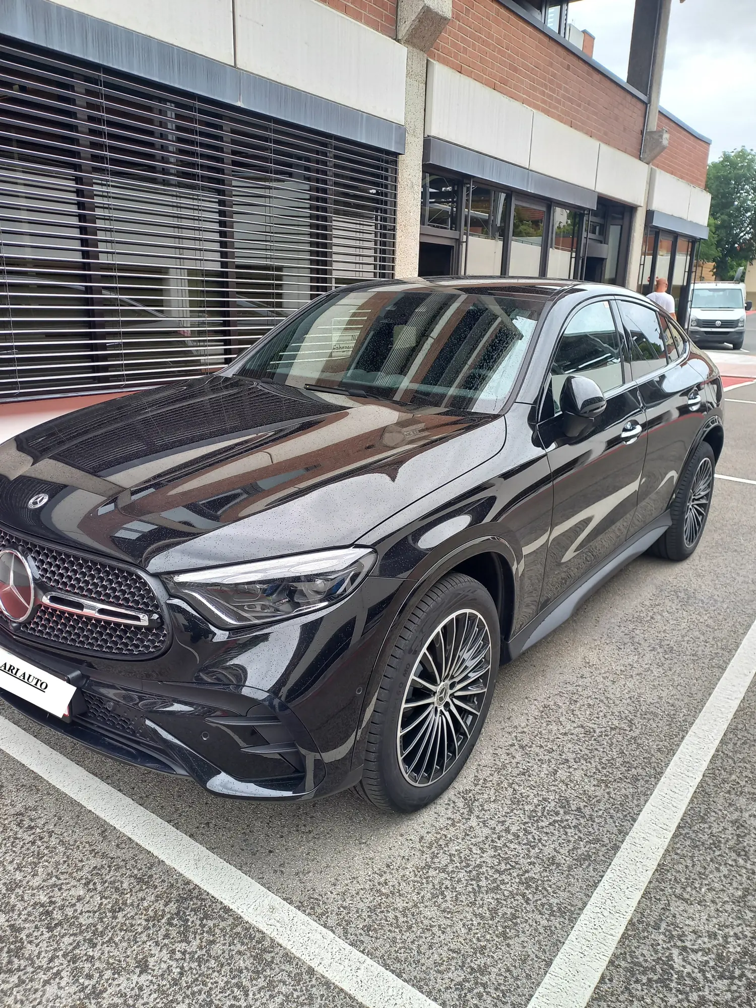 Mercedes GLC Coupé noir vu de trois quarts avant, avec la plaque CHAARI AUTO