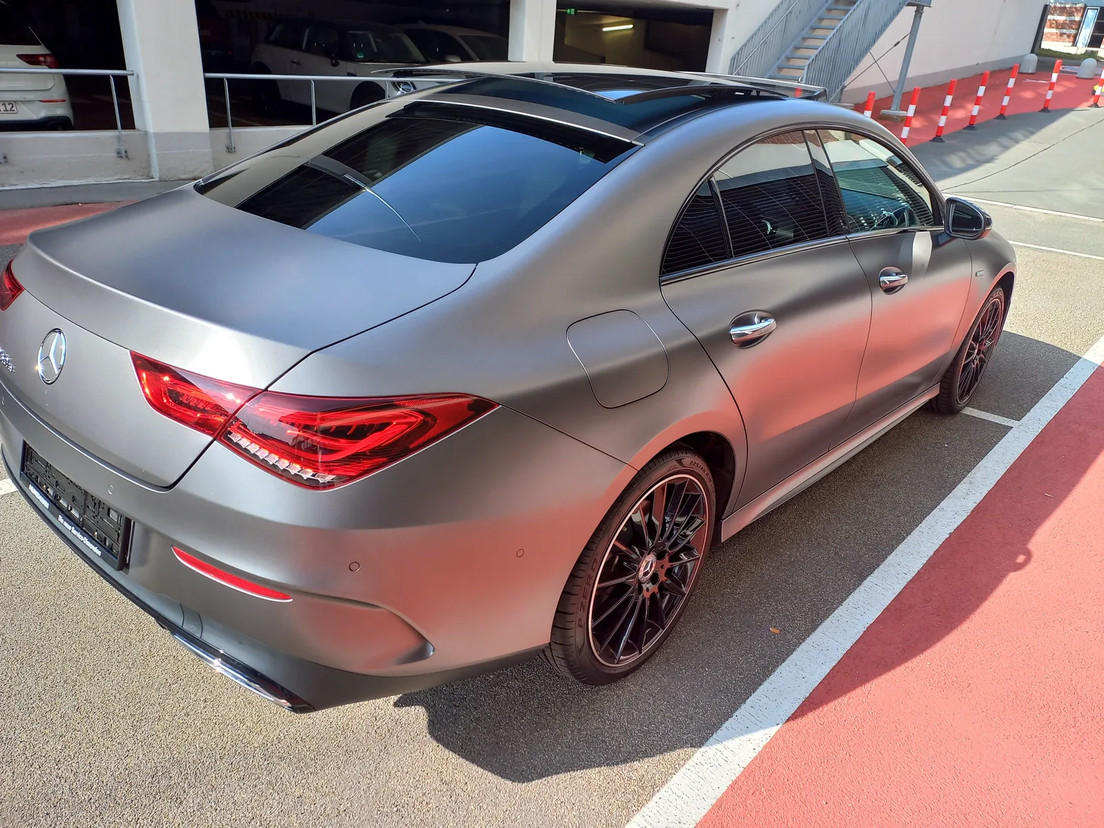 Mercedes CLA gris mat vue de trois quarts arrière