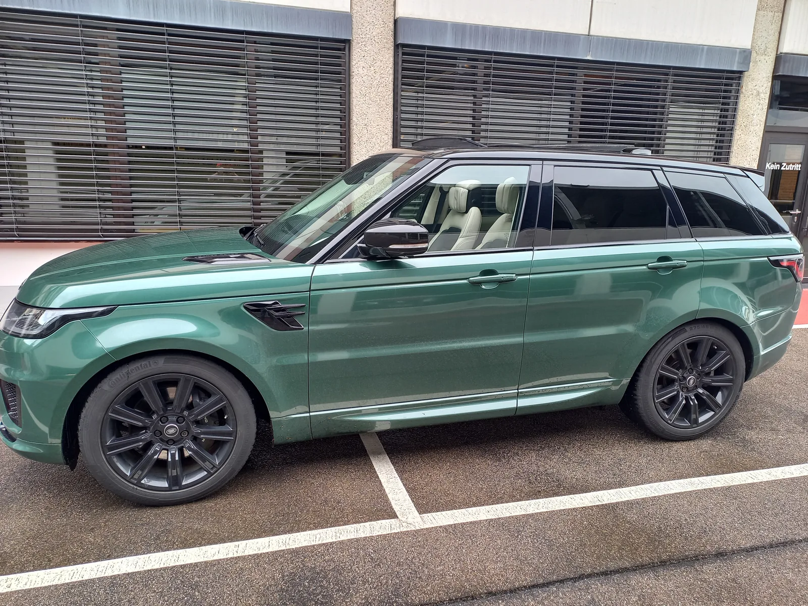 Range Rover Sport vert vu de profil