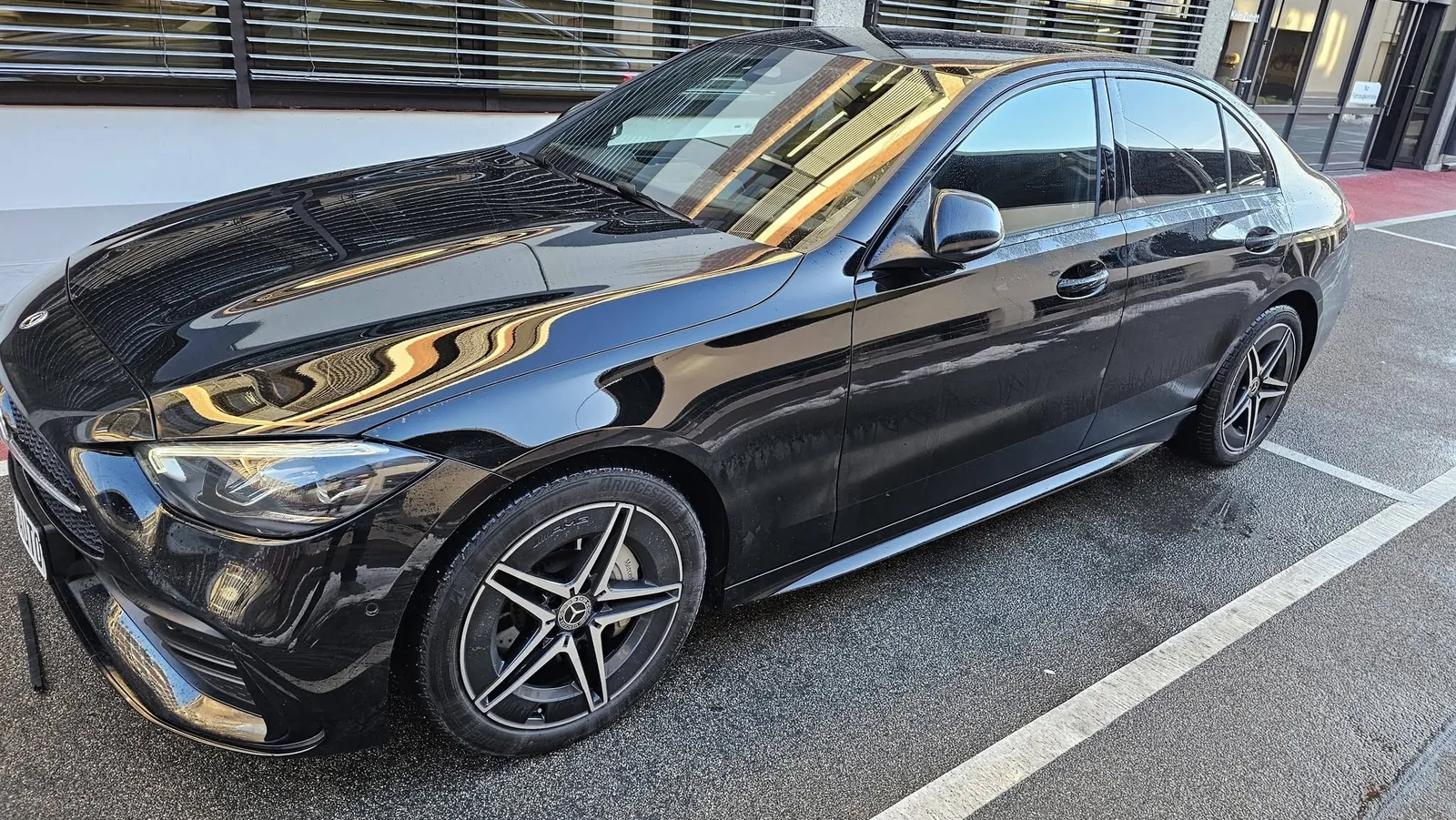 Mercedes Classe C noire vue de trois quarts avant