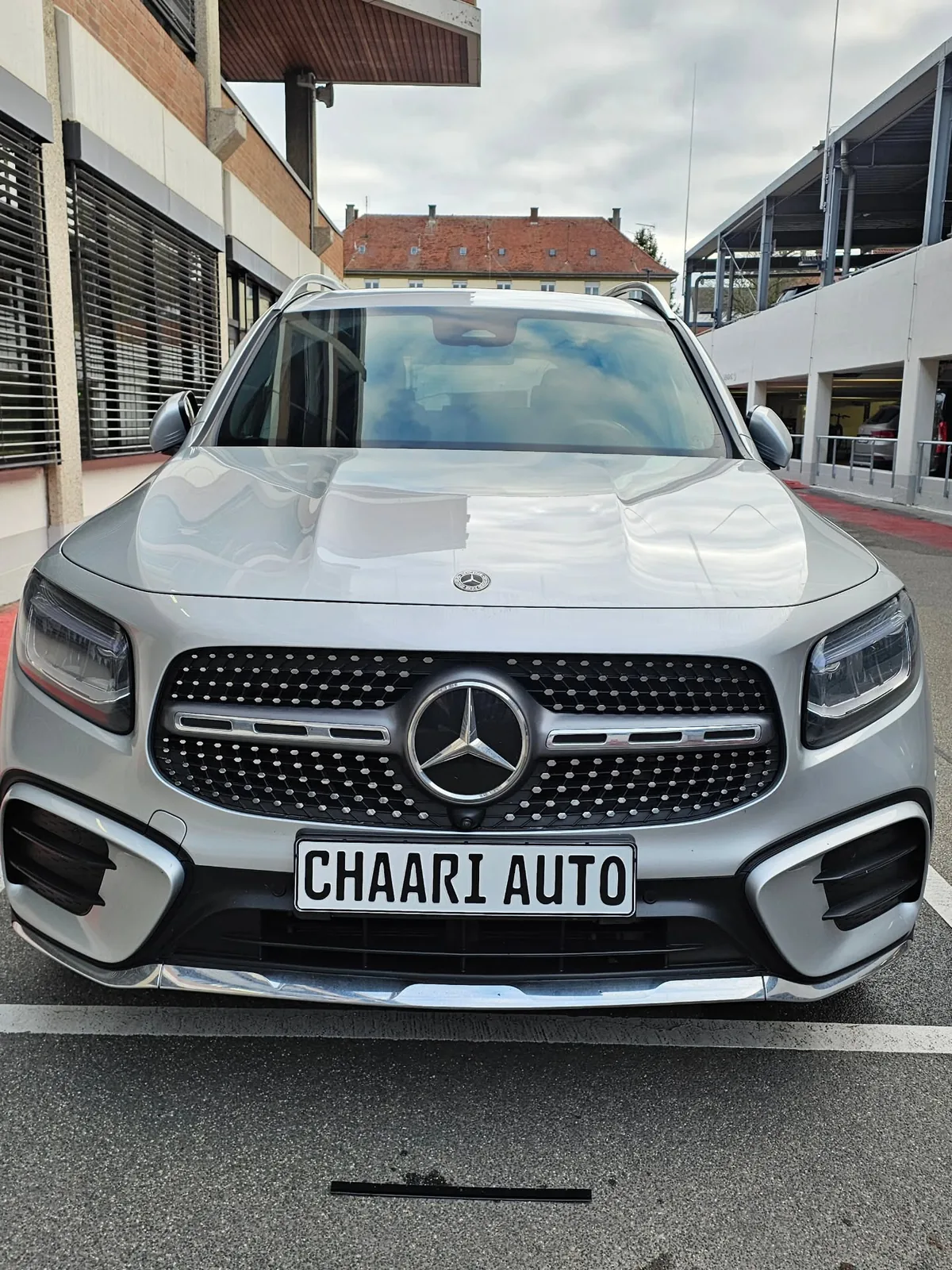 Mercedes GLB gris argent vue de face, plaque CHAARI AUTO