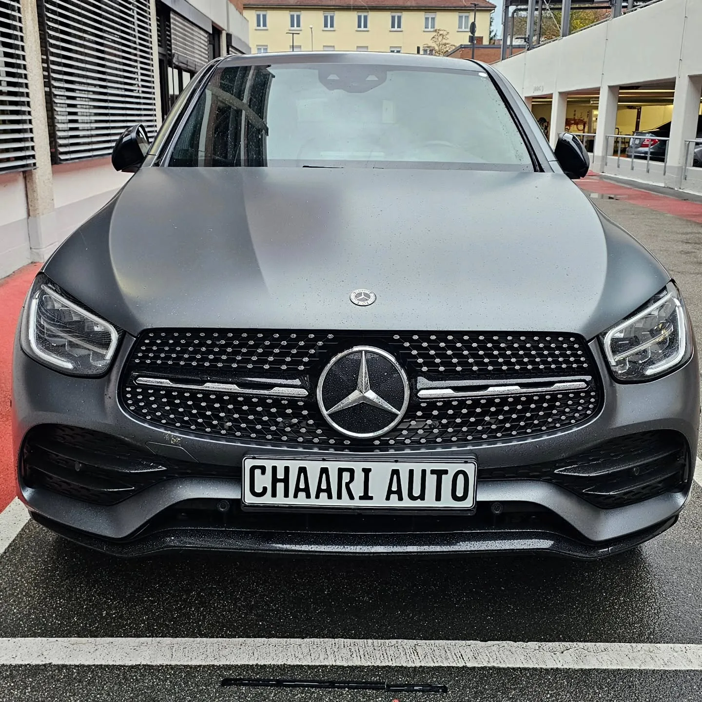 Mercedes GLC Coupé gris mat vue de face, plaque CHAARI AUTO