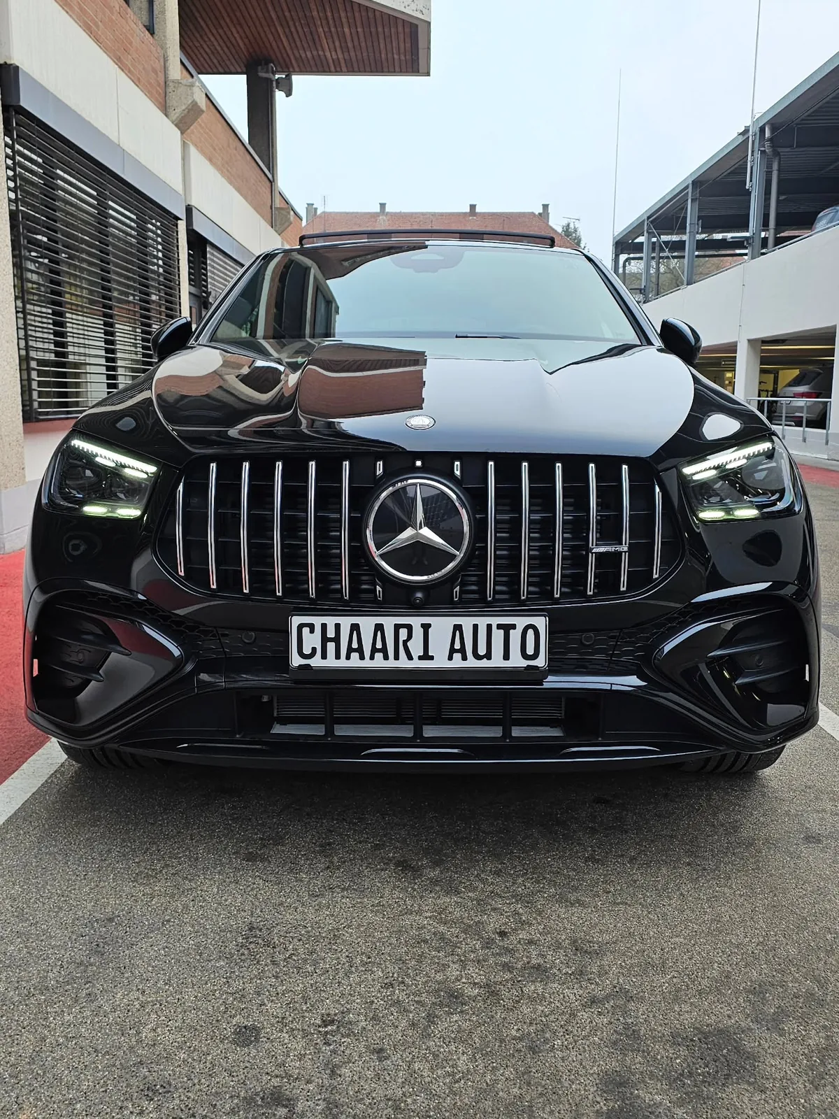 Mercedes GLE 53 AMG noir vu de face, avec la plaque CHAARI AUTO