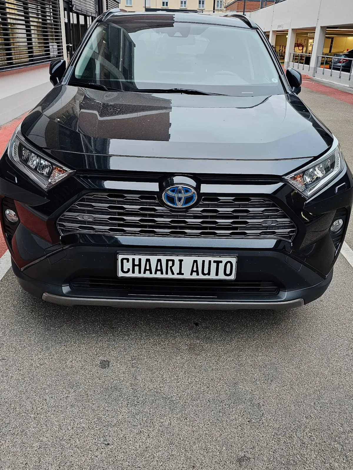 Toyota RAV 4 noir vue de face, plaque CHAARI AUTO