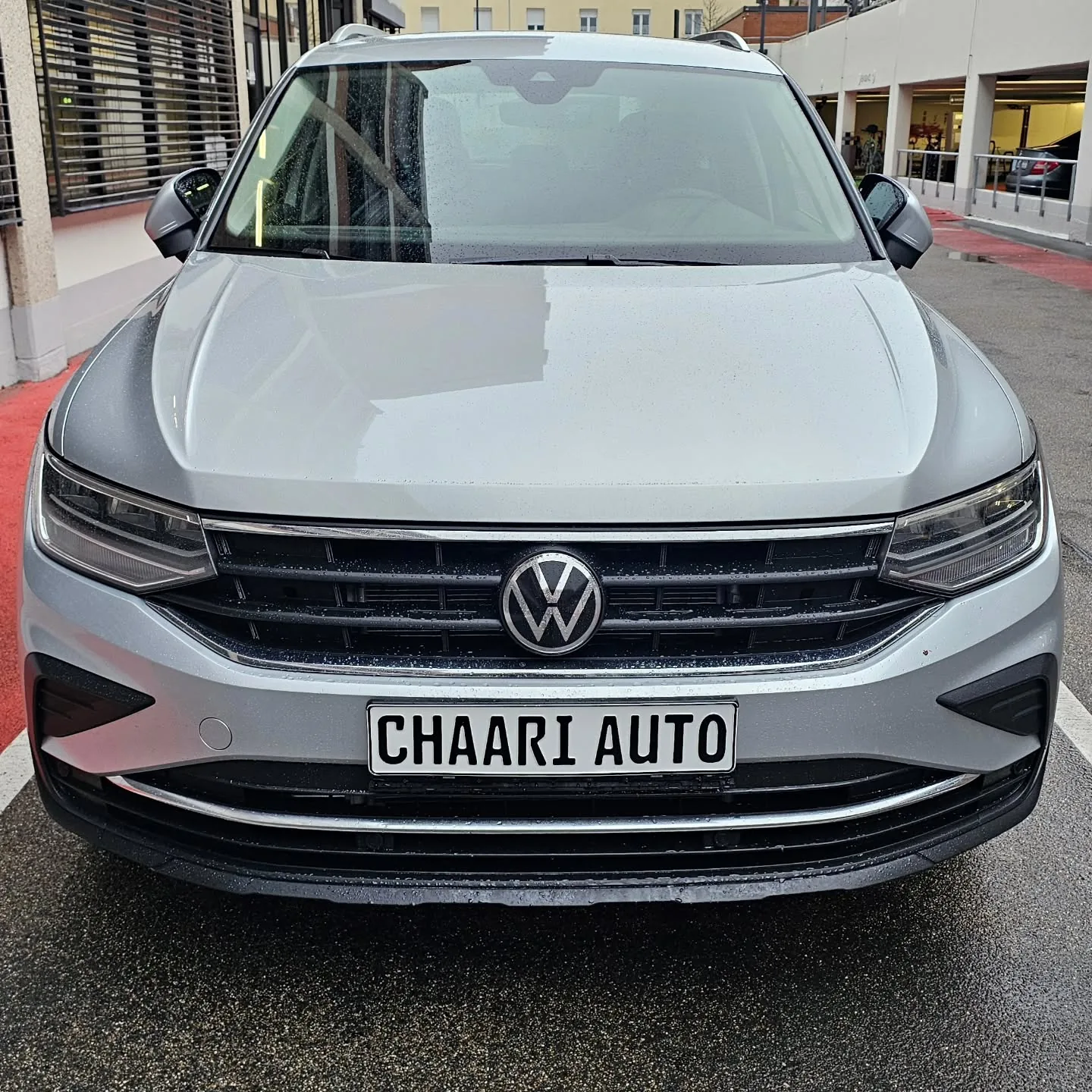 Volkswagen Tiguan gris argent vue de face, plaque CHAARI AUTO